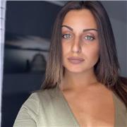 Ragazza universitaria impartisce lezioni di latino per liceali